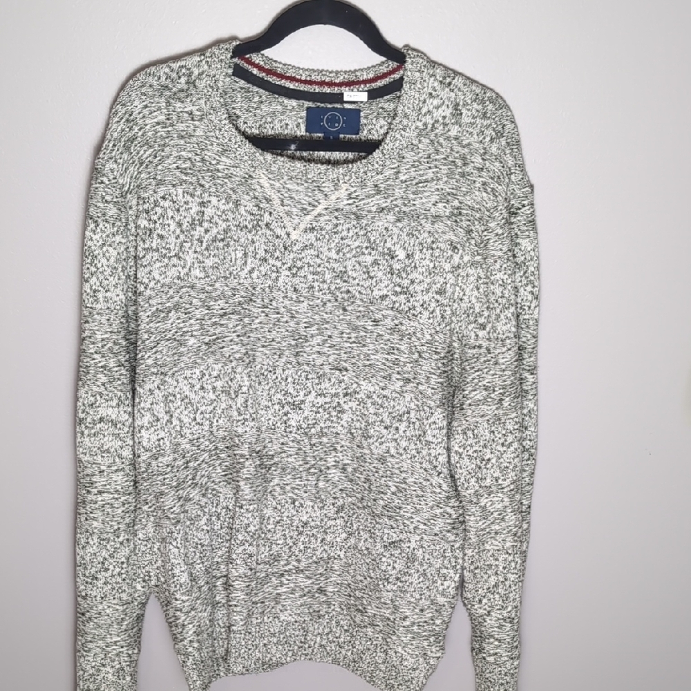 Cozy Gray Crewneck Sweater with Chunky Knit